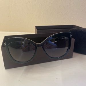 Tom Ford TF 524 01B sunglasses in good condition